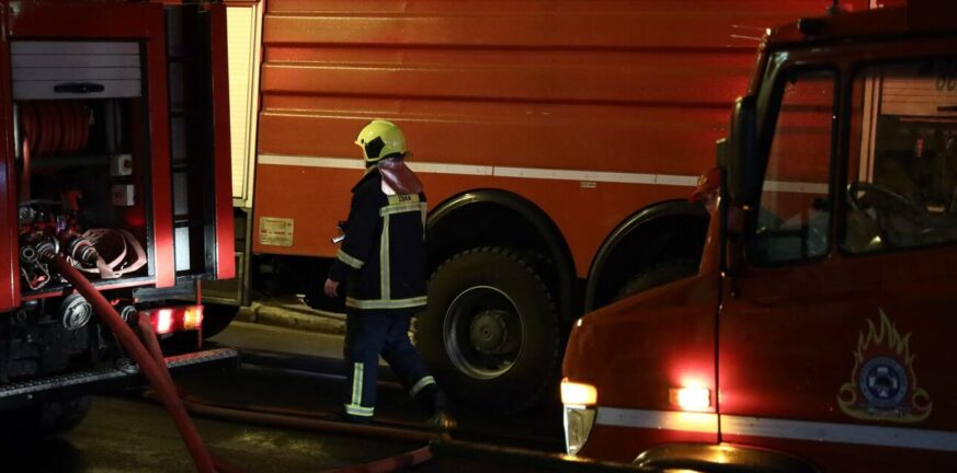 Φωτιά σε κτίριο στο κέντρο της Αθήνας - Τέσσερα οχήματα της Πυροσβεστικής στο σημείο