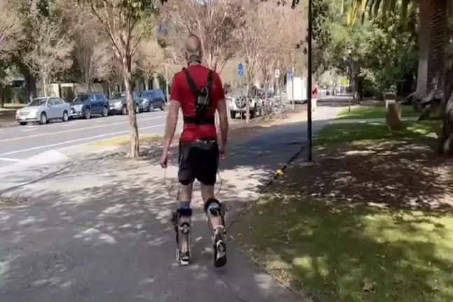 Πως μια ρομποτική μπότα βοηθά ανθρώπους με κινητικές δυσκολίες να περπατήσουν καλύτερα