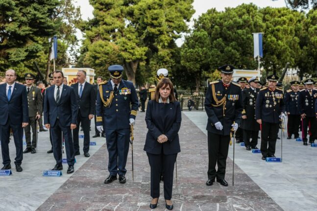 Θεσσαλονίκη: Κατέθεσε στεφάνι η Κατερίνα Σακελλαροπούλου πριν τη μεγάλη παρέλαση της 28ης Οκτωβρίου