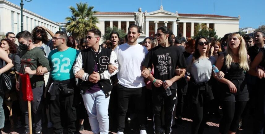 Σε εξέλιξη πανεκπαιδευτικό συλλαλητήριο στα Προπύλαια - Επεισόδια και χρήση δακρυγόνων