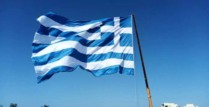 28η Οκτωβρίου: Με γερανό υψώθηκε η μεγαλύτερη Ελληνική σημαία στη Σαντορίνη - Πόσο ζυγίζει; ΒΙΝΤΕΟ