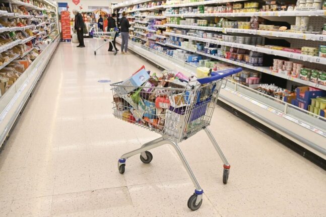 Πάνω από το 50% των καταναλωτών έχει μειώσει και τα τρόφιμα στο σούπερ μάρκετ - Οι προσφορές