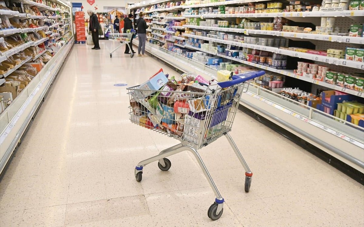 Πάνω από το 50% των καταναλωτών έχει μειώσει και τα τρόφιμα στο σούπερ μάρκετ – Οι προσφορές