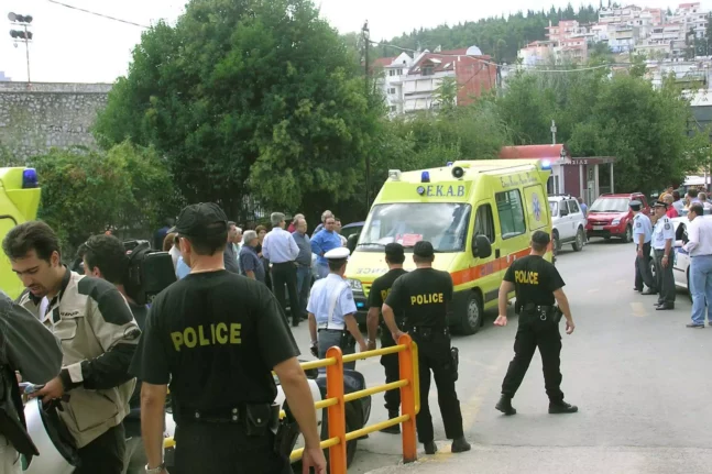 Κέρκυρα: Λύθηκε το χειρόφρενο από όχημα - Τραυματίστηκαν δύο άτομα έξω από σχολείο - ΦΩΤΟ