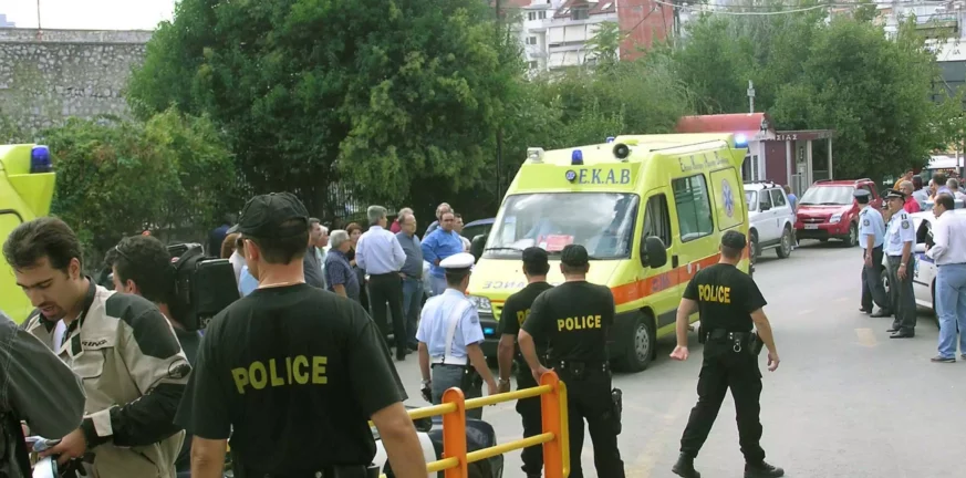 Κέρκυρα: Λύθηκε το χειρόφρενο από όχημα - Τραυματίστηκαν δύο άτομα έξω από σχολείο - ΦΩΤΟ