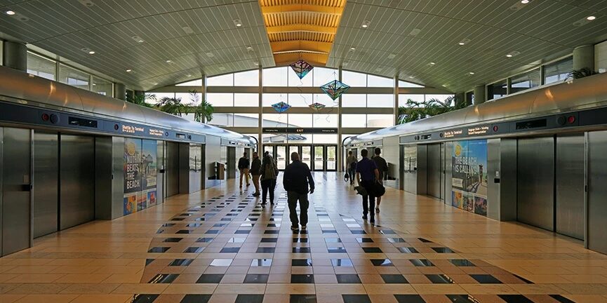 Φλόριντα: Ένα τεράστιο φλαμίνγκο καλωσορίζει τους επιβάτες του αεροδρομίου Τάμπα