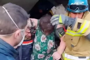 Ζαπορίζια: Η στιγμή που γυναίκα ανασύρεται ζωντανή από τα ερείπια ενός κτιρίου μετά την ρωσική επίθεση