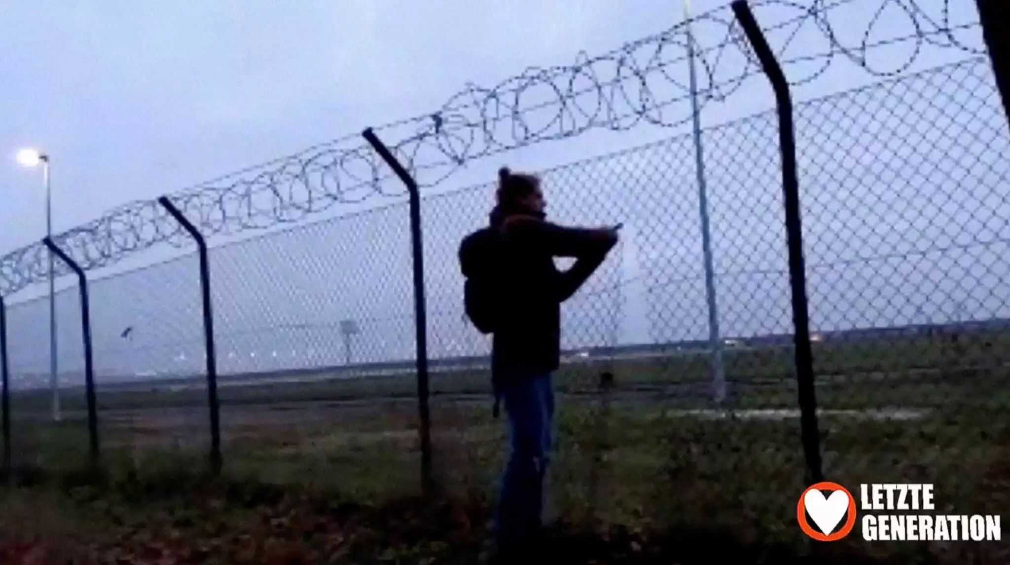 Γερμανία: «Αλαλούμ» στο αεροδρόμιο του Βερολίνου με ακτιβιστές – Έκλεισαν αεροδιάδρομοι
