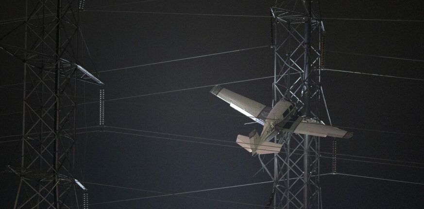 ΗΠΑ: Αεροσκάφος... καρφώθηκε σε πυλώνα ρεύματος! - ΦΩΤΟ