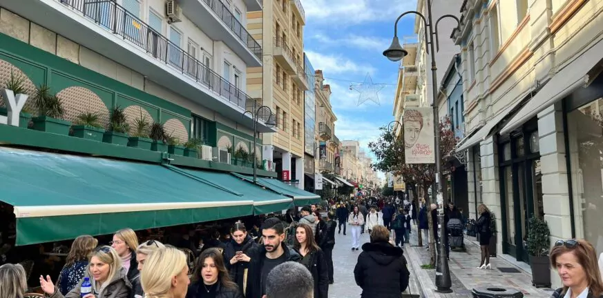 Πάτρα: Αγριο ξύλο στη Ρήγα Φεραίου! - Διανομέας αρπάχτηκε με τρεις νεαρούς - Επενέβη η ΕΛΑΣ