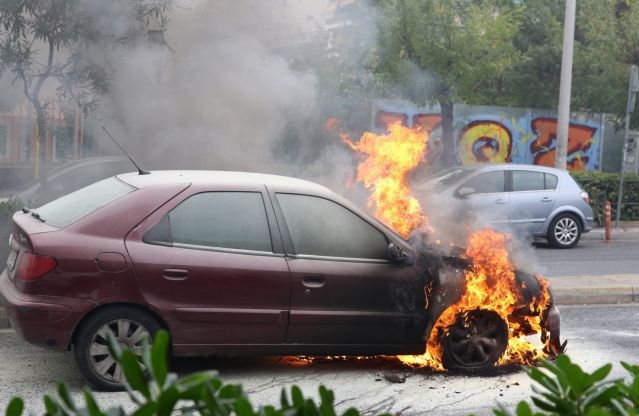 Φωτιά εν κινήσει σε αυτοκίνητο στην εθνική Κορίνθου – Πατρών στο ύψος του Κιάτου