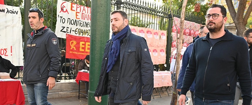 Νίκος Ανδρουλάκης: Άφησε ένα κόκκινο γαρύφαλλο στο Πολυτεχνείο