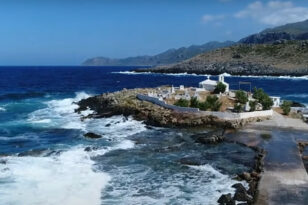 Άγιος Φωκάς Μονεμβασιάς: Το «μυστικό» νησάκι της Πελοποννήσου με μόνο ένα νεκροταφείο και ένα εκκλησάκι!