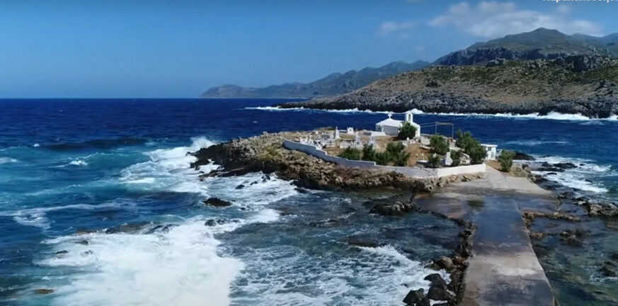 Άγιος Φωκάς Μονεμβασιάς: Το «μυστικό» νησάκι της Πελοποννήσου με μόνο ένα νεκροταφείο και ένα εκκλησάκι!