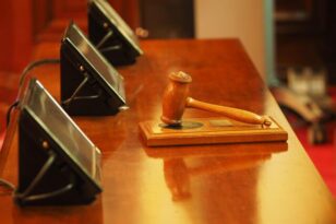 Αίγιο: Συνεχίζουν τις στάσεις εργασίας οι Δικαστικοί Υπάλληλοι
