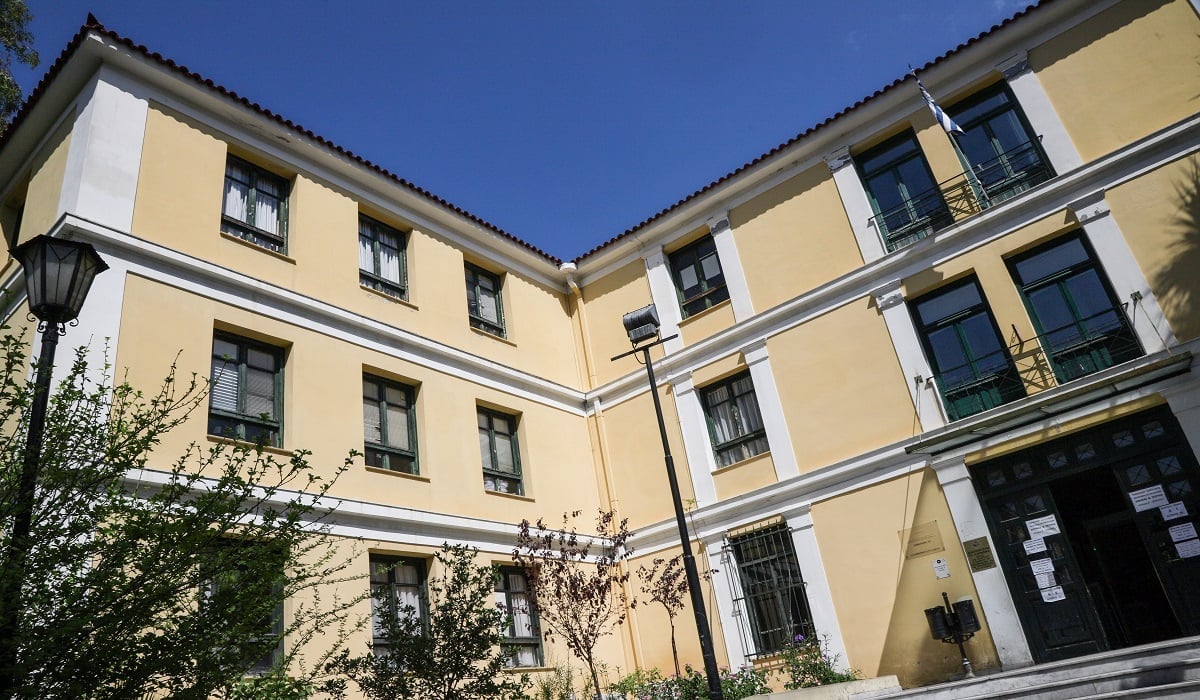 84χρονος κατέρρευσε στα δικαστήρια-Δικαζόταν για ενδοοικογενειακή βία euelpidon