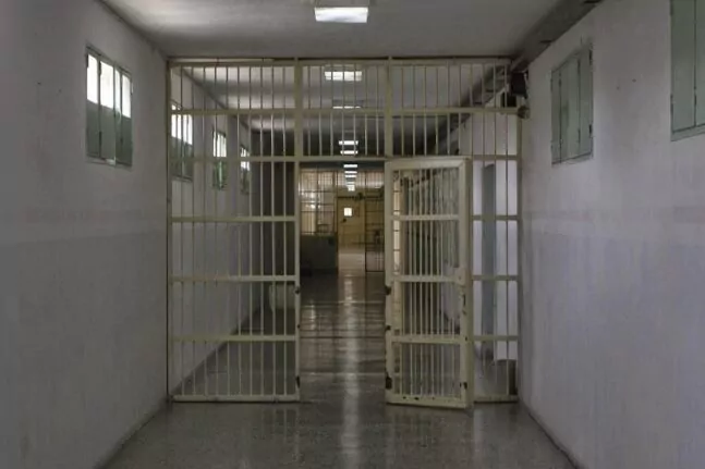 Φυλακές Λάρισας: Πάνω από 100 κρατούμενοι αρνούνται να μπουν στα κελιά τους