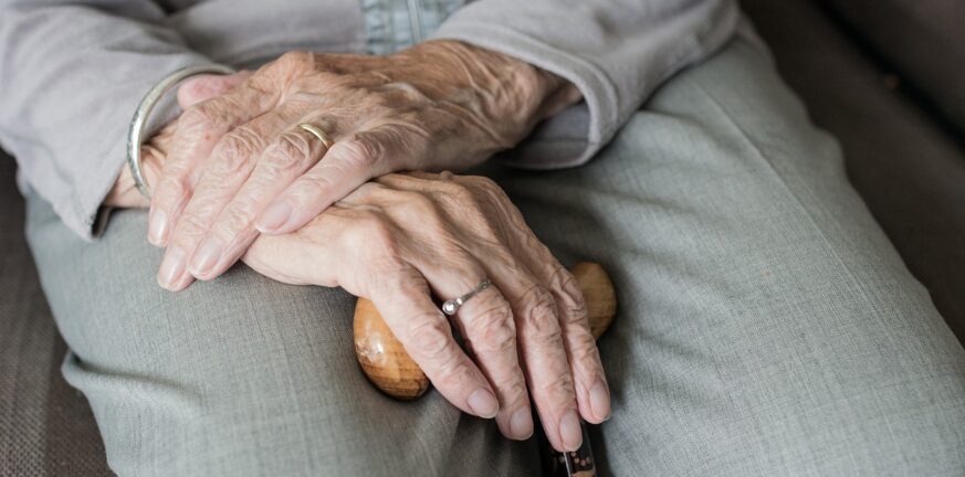 Αλμυρός: Πώς μια «σούπερ» γιαγιά παγίδεψε σπείρα απατεώνων