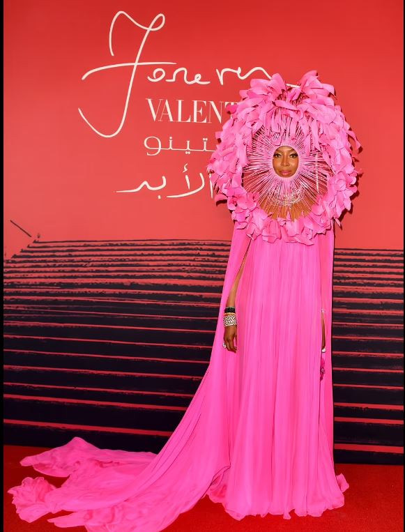 Με φτερά και πούπουλα η Naomi Campbell στην έκθεση «Forever - Valentino»