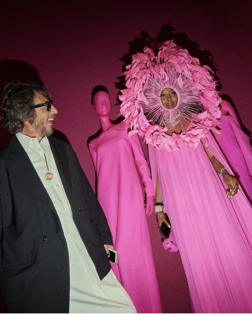 Με φτερά και πούπουλα η Naomi Campbell στην έκθεση «Forever - Valentino»