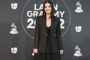Η Laura Pausini με Givenchy στα Grammy Awards - ΦΩΤΟ