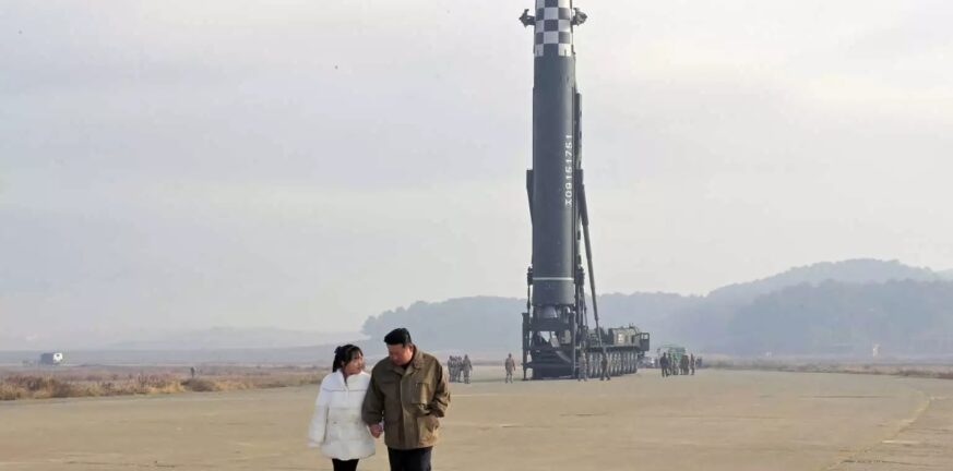 Βόρεια Κορέα: Ο Κιμ Γιονγκ Ουν εμφανίστηκε για πρώτη φορά την κόρη του στην εκτόξευση πυραύλου