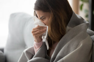 Πώς να ξεχωρίσετε τα συμπτώματα γρίπης από τον κορονοϊό
