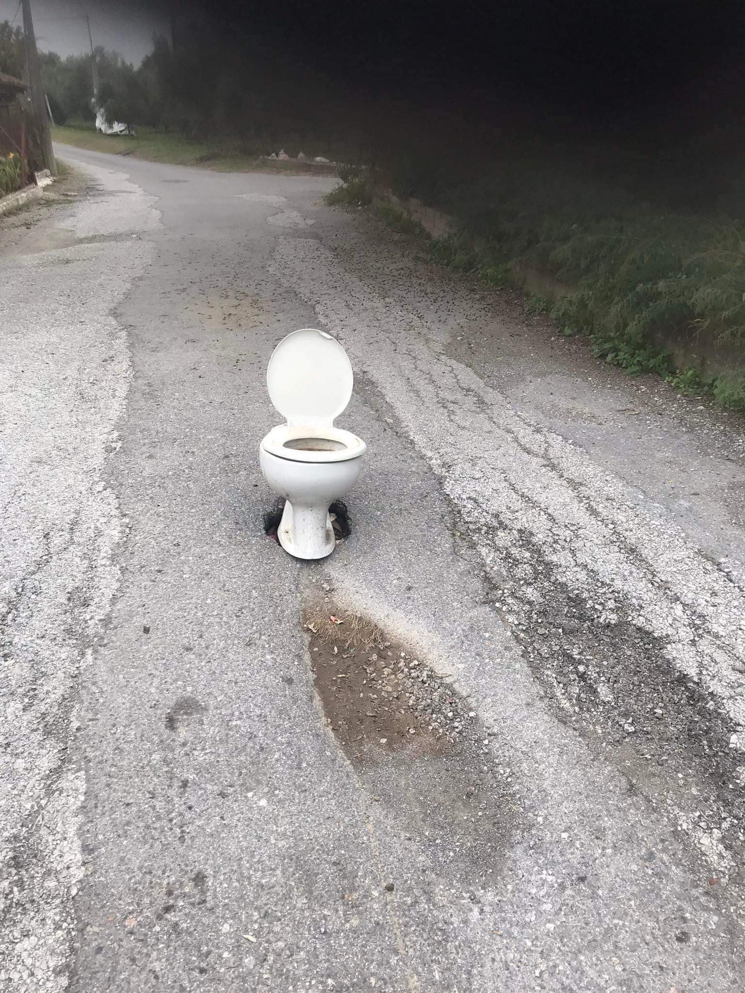 Λακωνία: Κάλυψαν λακκούβα σε δρόμο με... μια λεκάνη τουαλέτας!