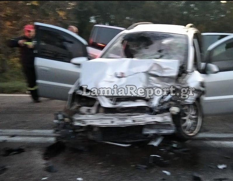 Σοκαριστικό τροχαίο στη Φθιώτιδα: Αυτοκίνητο έπεσε πάνω σε νταλίκα - ΦΩΤΟ