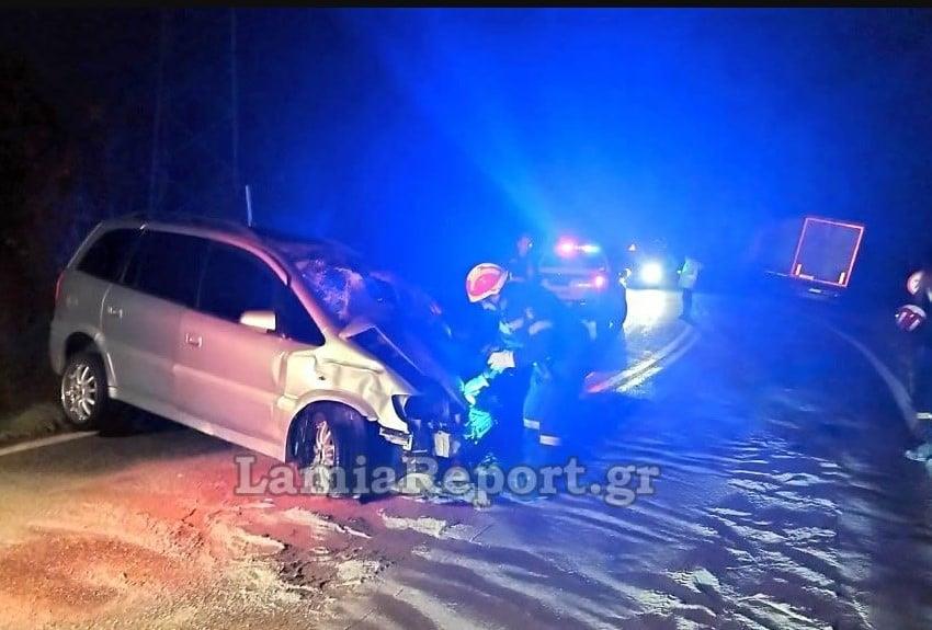 Σοκαριστικό τροχαίο στη Φθιώτιδα: Αυτοκίνητο έπεσε πάνω σε νταλίκα - ΦΩΤΟ