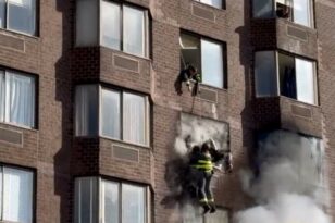 Μανχάταν: Σοκάρει το βίντεο με γυναίκα κρέμεται έξω από ένα παράθυρο, καθώς ο καπνός «ξεχειλίζει» από το κτήριο 37 ορόφων