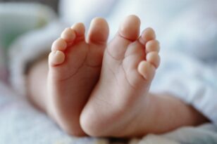 Άρτα: Στο νοσοκομείο ο πατέρας του 5,5 μηνών μωρού που ξέχασε στο αυτοκίνητο και πέθανε
