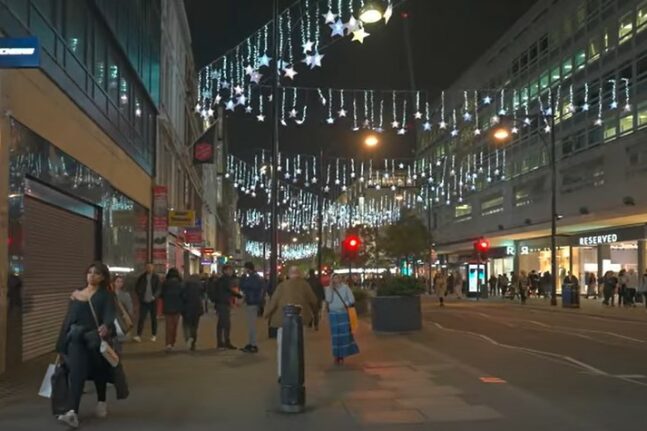 Χριστούγεννα στο Λονδίνο: Για περιορισμένες ώρες ανάβουν τα νέα οικολογικά φώτα της Oxford Street