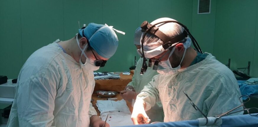 Ουκρανία: Γιατροί στο Κίεβο συνεχίζουν χειρουργείο ανοικτής καρδιάς σε παιδί παρά το μπλακ άουτ - ΒΙΝΤΕΟ