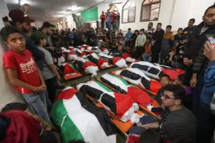 Παλαιστίνη: Χιλιάδες άνθρωποι στις κηδείες των 21 θυμάτων από την πυρκαγιά σε πολυκατοικία