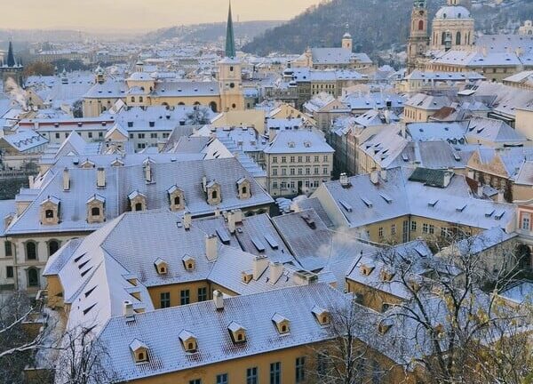 Πράγα: Έπεσαν τα πρώτα χιόνια - Παραμυθένιο σκηνικό