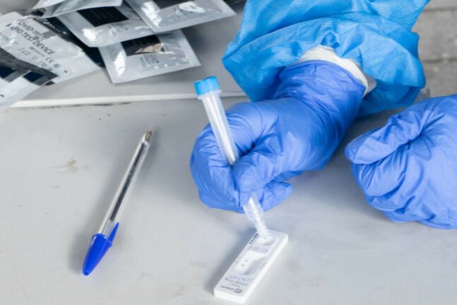 Νέες ανακοινώσεις για τους ανεμβολίαστους εργαζόμενους - Πάσχα χωρίς rapid test