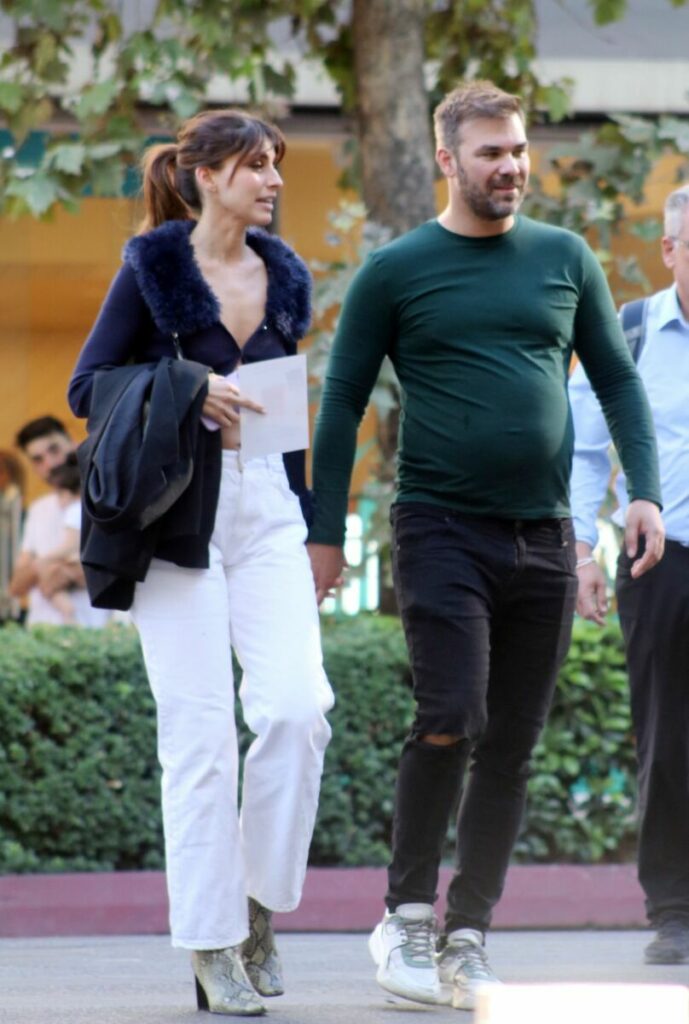 O Γιώργος Σαμπάνης σε βόλτα με την Ιωάννα Σαρρή στο κέντρο της Αθήνας - ΦΩΤΟ