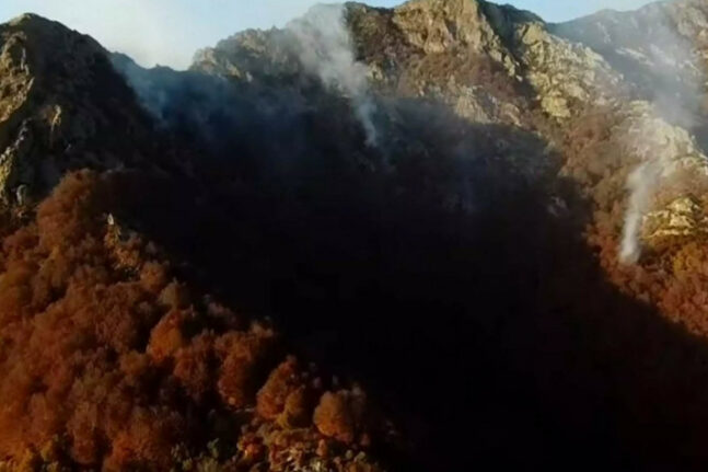 Ροδόπη: Ακόμα καίει η φωτιά στο Παπίκιο Όρος - Τι δείχνουν εικόνες από drone