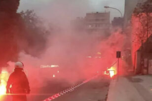 Με μικροεντάσεις η πορεία για το Πολυτεχνείο στην Αθήνα - Έπεσαν μολότοφ, καπνογόνο και κρότου λάμψης