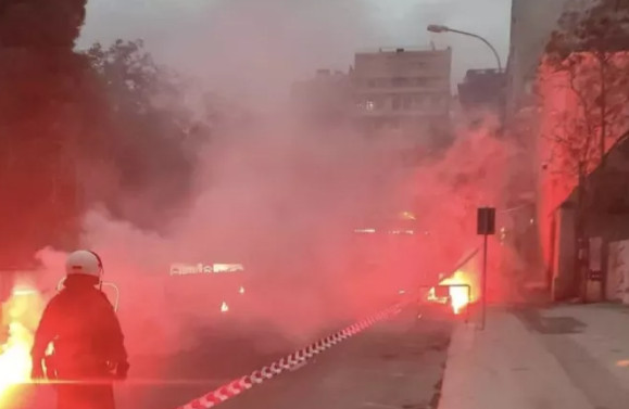 Με μικροεντάσεις η πορεία για το Πολυτεχνείο στην Αθήνα - Έπεσαν μολότοφ, καπνογόνο και κρότου λάμψης