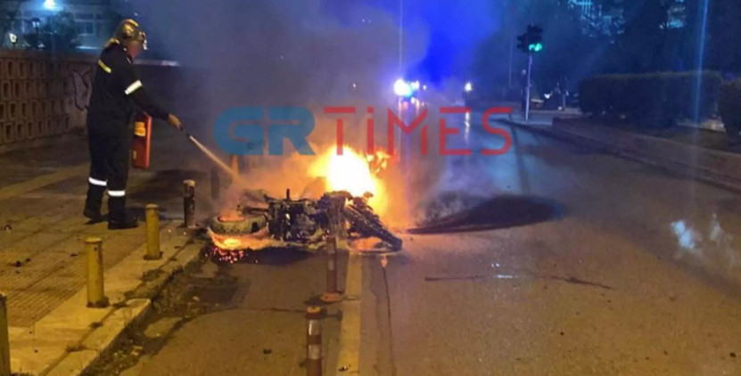 Πολυτεχνείο – Θεσσαλονίκη: Κουκουλοφόροι έκαψαν μηχανή της ομάδας ΔΙΑΣ