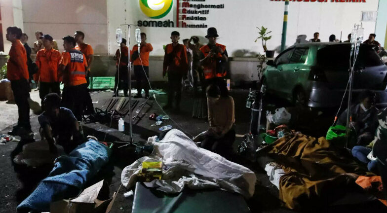 Ινδονησία: 62 οι νεκροί, δεκάδες στα συντρίμμια από τον σεισμό 5,6 Ρίχτερ στην Ιάβα