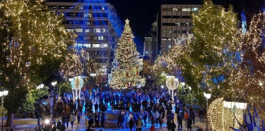Σύνταγμα: Η Αθήνα στολίζεται - Έφτασε το φετινό χριστουγεννιάτικο δέντρο ύψους 21 μ. - ΒΙΝΤΕΟ ΦΩΤΟ