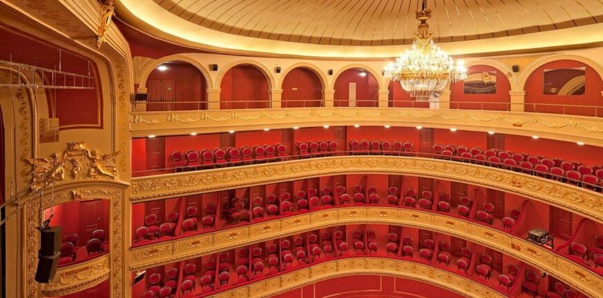 Δημοτικό Θέατρο Πειραιά: Τι απαντά ο δήμος για την κατάρρευση της σκηνής και τον τραυματισμό μαθητών
