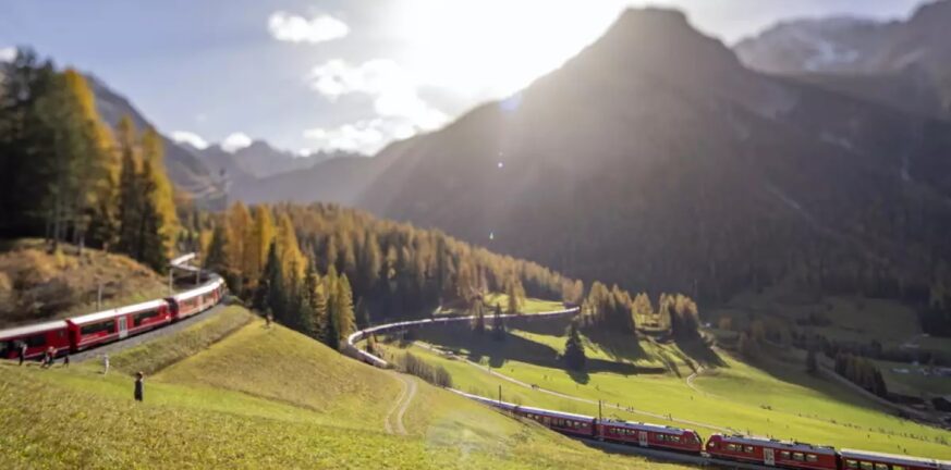 Ελβετία: Αυτό είναι το μακρύτερο τρένο του κόσμου που έσπασε κάθε ρεκόρ - Μεταφέρει 100 βαγόνια