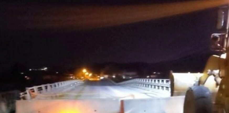 Αυτοκίνητο έπεσε πάνω στις μπάρες της γέφυρας Εύηνου - Δύο τραυματίες ΦΩΤΟ - ΒΙΝΤΕΟ