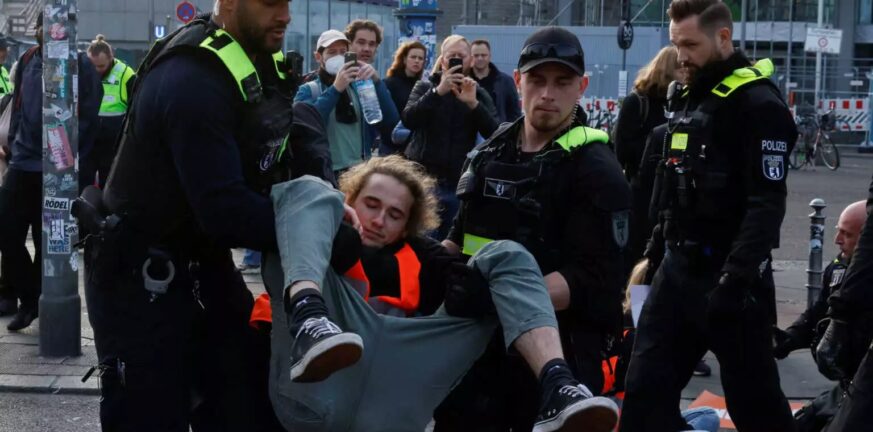 Βερολίνο: Ασθενοφόρο δεν μπορούσε να φτάσει σε σημείο ατυχήματος εξαιτίας ακτιβιστών για το κλίμα