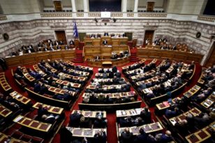 Βουλή – Τέμπη: Υπερψηφίστηκαν τα μέτρα στήριξης για το σιδηροδρομικό δυστύχημα – Την Πέμπτη στην Ολομέλεια