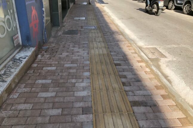 Πάτρα: Το παρκάρισμα στα νέα πεζοδρόμια της Ζαΐμη φέρνει κολωνάκια!